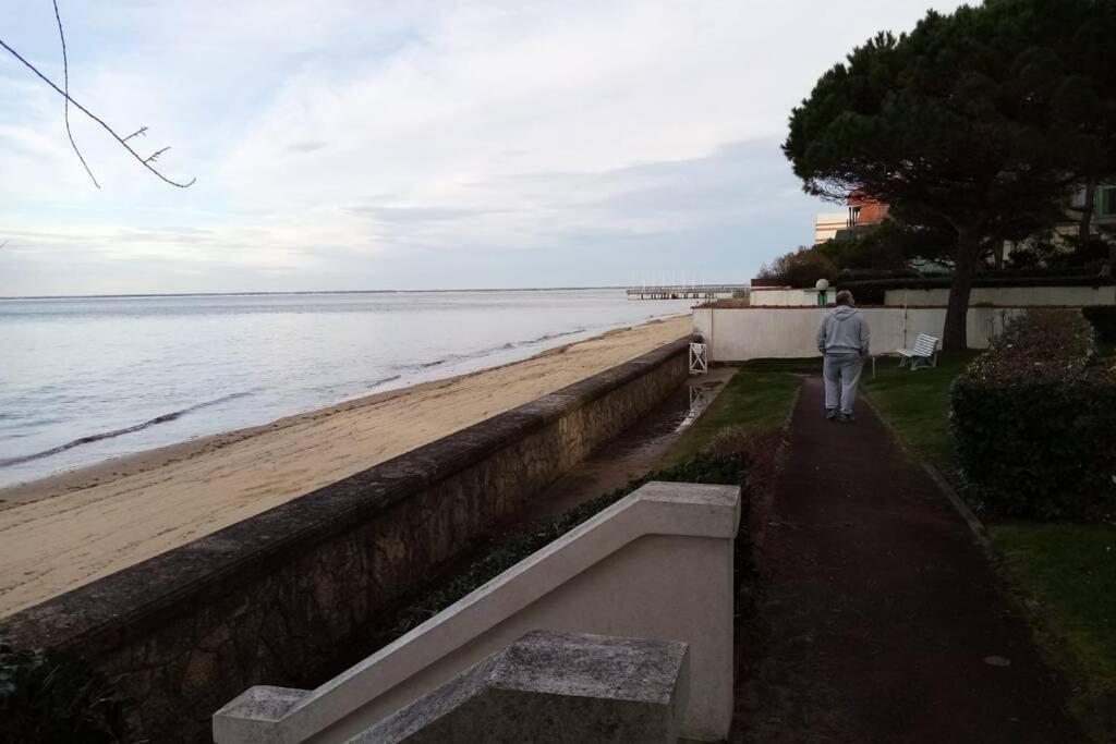 Sur La Pied Dans L Eau Avec Terrasse Jardin Vue Sur Le Bassin Depuis La Terrasse , Parking *