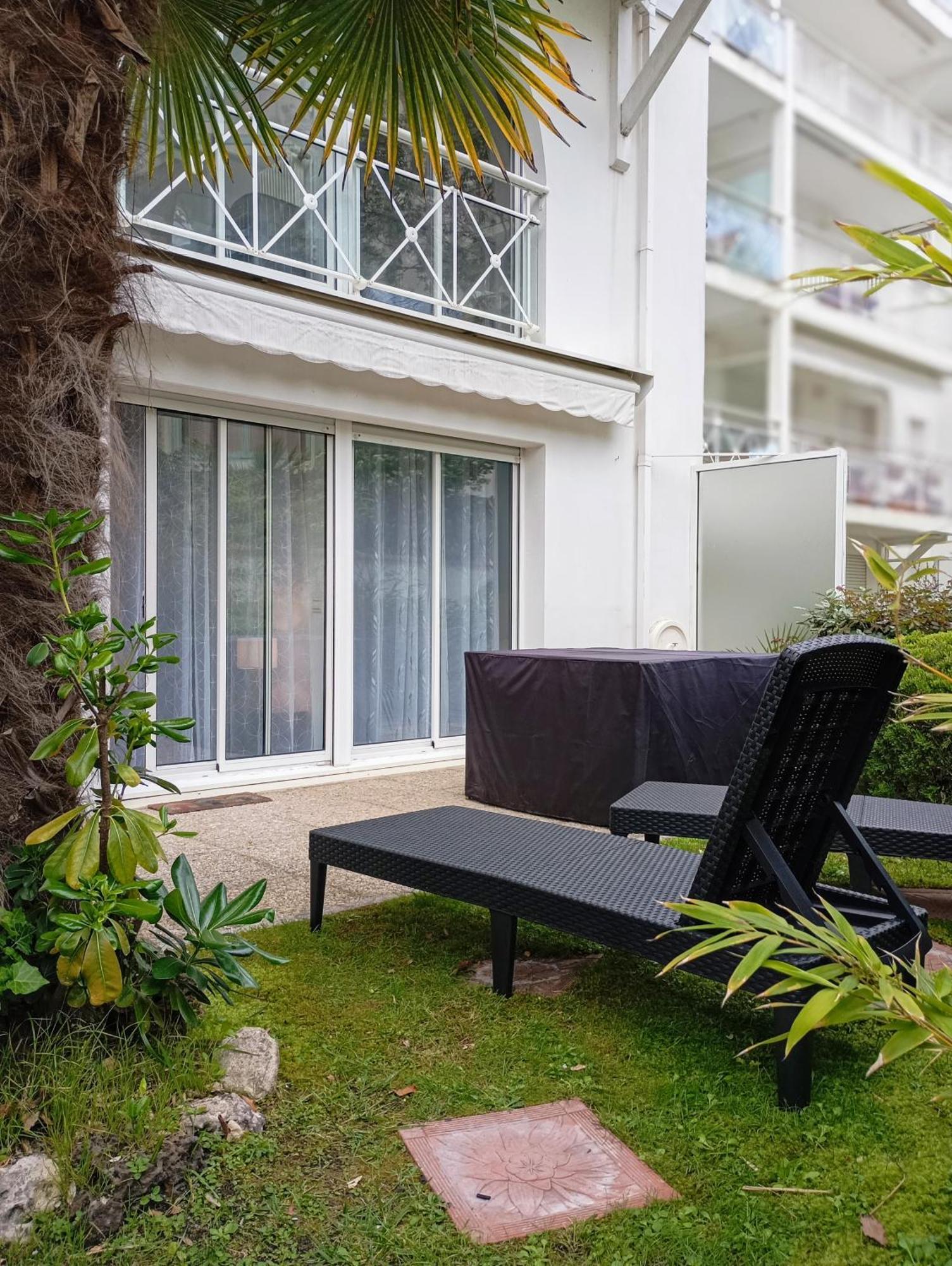 Apartment Sur La Pied Dans L Eau Avec Terrasse Jardin Vue Sur Le Bassin Depuis La Terrasse , Parking
